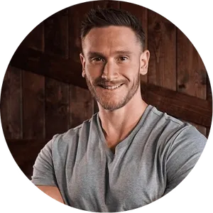 Thomas DeLauer wearing a gray shirt with a wooden background
